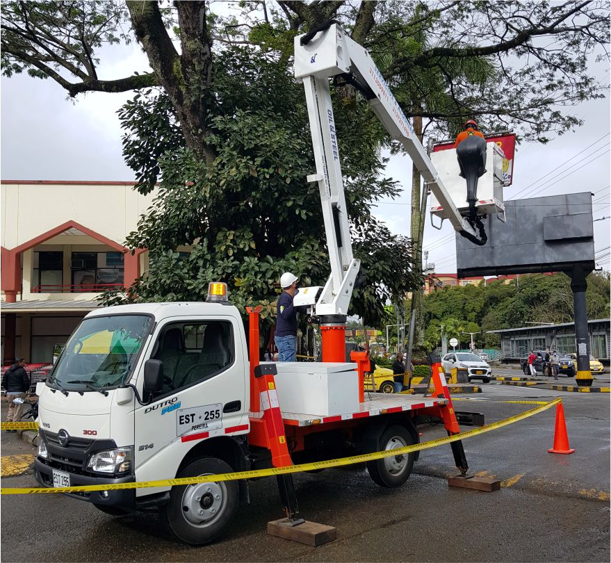 Alquiler carro canasta para trabajos en altura 8 mantenimiento piezas publicitarias