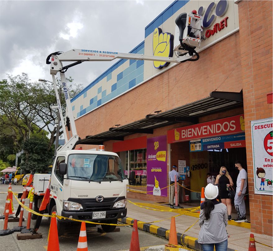 Alquiler carro canasta para trabajos en altura 3 Alquiler carro canasta limpieza de letreros y fachadas