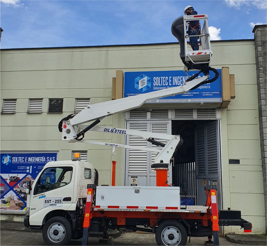 Alquiler carro canasta para trabajos en altura 6 plataforma elevadora de 14 metros