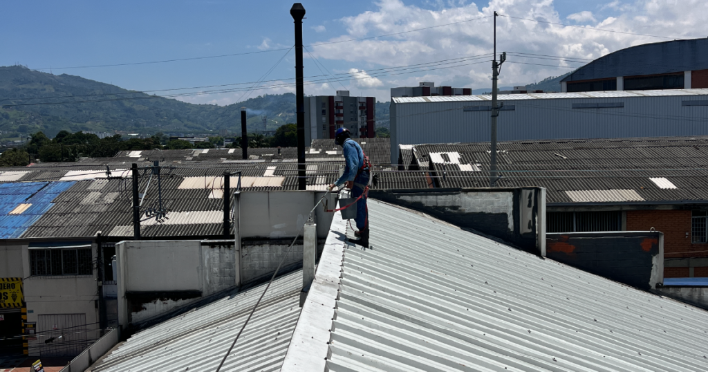 inspeccion de linea de vida en cubierta industrial trabajo en alturas