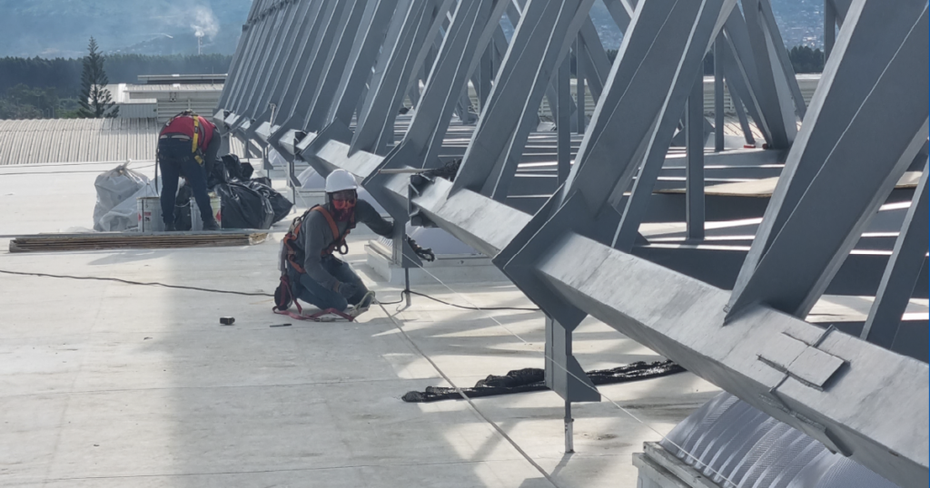 instalacion de linea de vida en cubierta industrial para trabajo en alturas