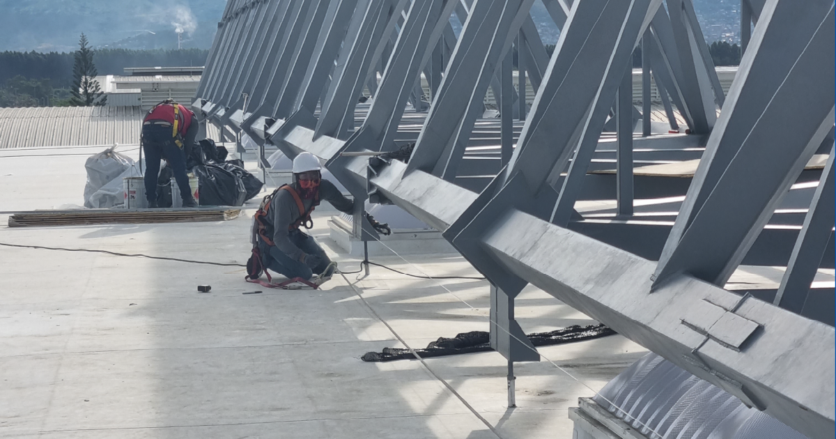 Inicio 7 instalacion de linea de vida en cubierta industrial para trabajo en alturas