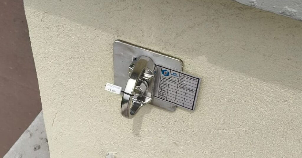punto de anclaje certificado en cubierta industrial trabajo en alturas