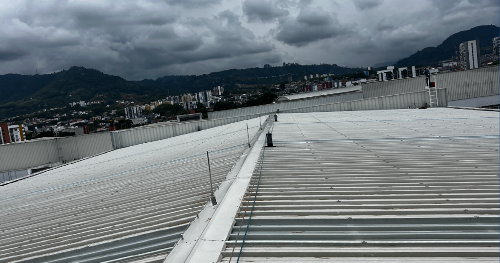 instalacion de linea de vida en cubierta industrial para trabajo en alturas en Colombia cumpliendo resolucion 4272