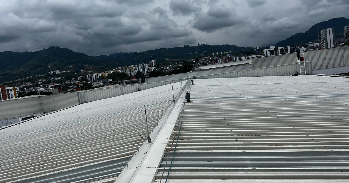 Sistemas de protección contra caídas y normativa de trabajo en alturas en Colombia 1 instalacion de linea de vida en cubierta industrial para trabajo en alturas en Colombia cumpliendo resolucion 4272