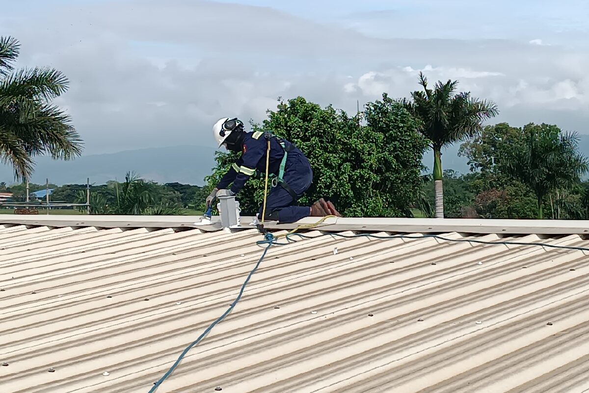 ¿Cuándo es obligatorio instalar líneas de vida en Colombia? 1 instalación de línea de vida certificada en trabajo en alturas Colombia